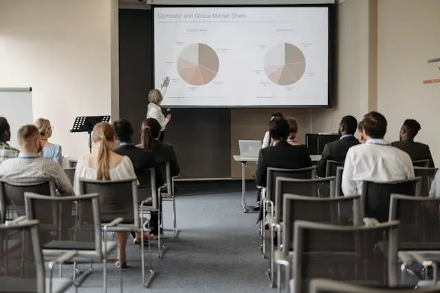 varias personas recibiendo clases de finanzas