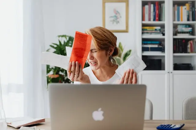 una mujer que recurre a prestamos informales