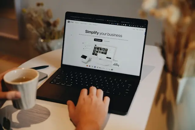 una persona manipulando una laptop