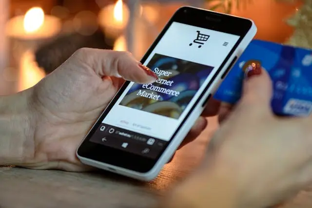 un telefono movil mostrando una tienda ecommerce