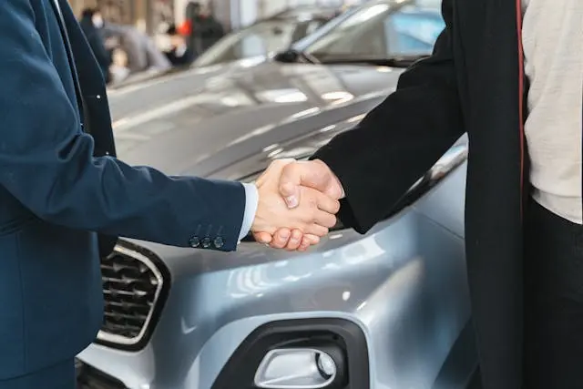 dos personas celebrando la inversión en vehiculos